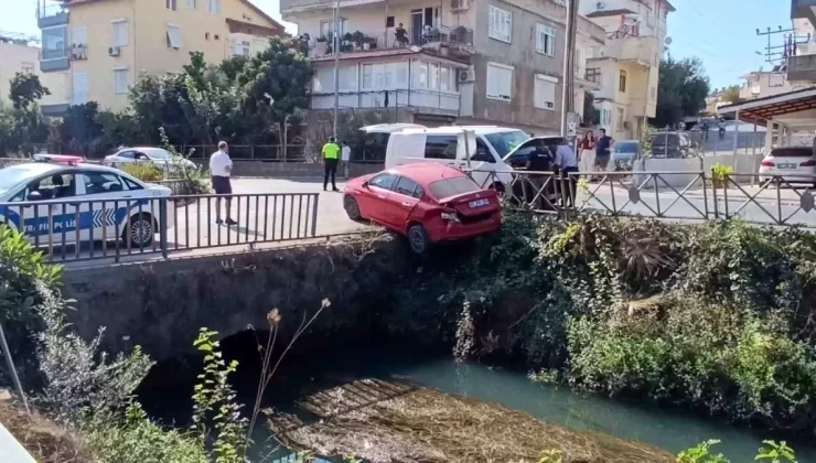 Antalya’da Trafik Kazası: Otomobil Sulama Kanalına Düşmekten Kurtuldu