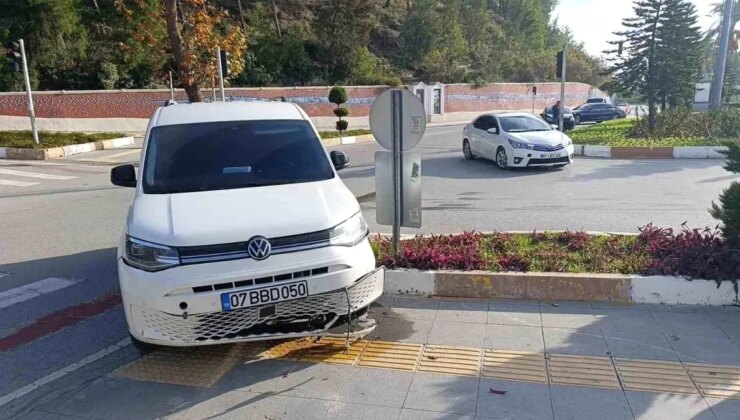 Manavgat’ta Kırmızı Işık İhlali Sonucu Trafik Kazası